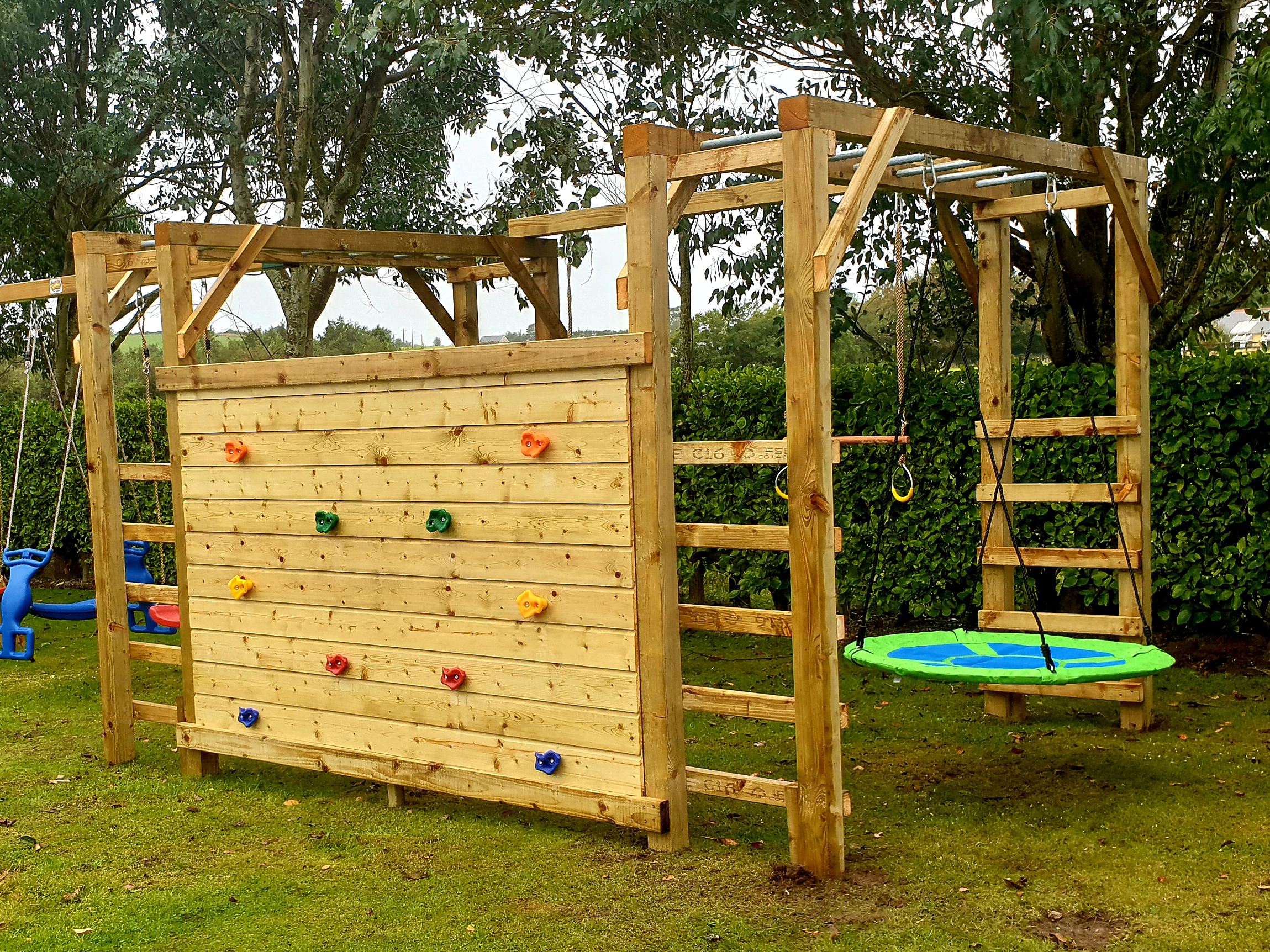 Jumbo Rockwall & Nest Swing